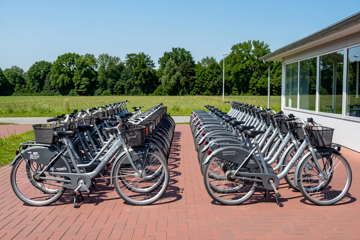 Rij huurfietsen klaar voor vertrek